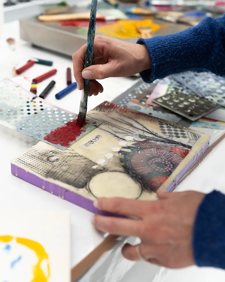Monoprint trifft Wachs – Impression
